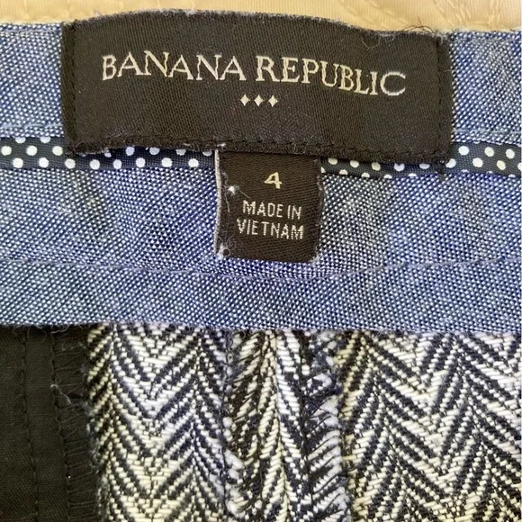 Banana Republic 5" Tailored Black & White Chevron Patterned Shorts (Size 4) - Picture 8 of 12